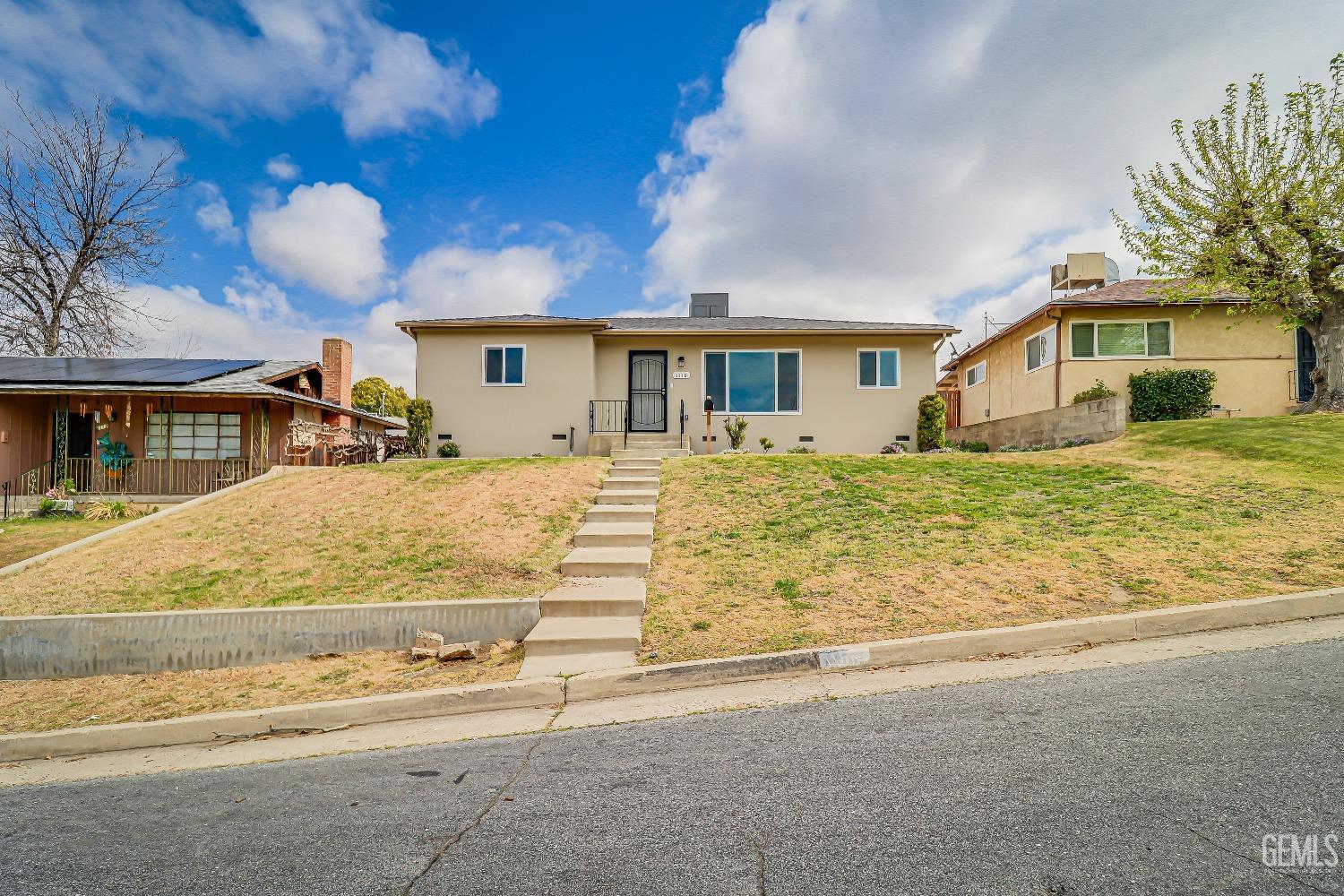 Photo of 1116 W Point Drive, Bakersfield, CA 93305