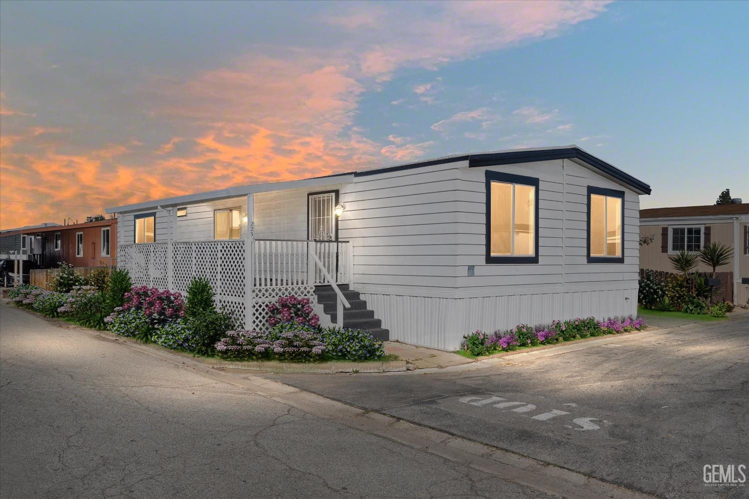 Photo of 225 Vivian Lane, Bakersfield, CA 93308