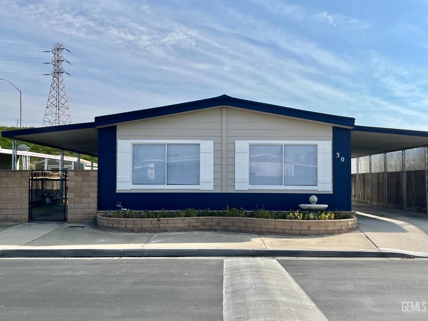 Photo of 400 E Roberts Lane, Bakersfield, CA 93308