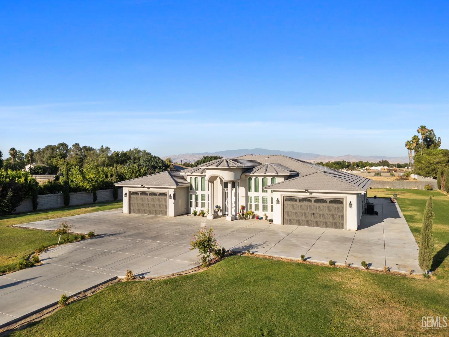 Photo of 613 S Sterling Road, Bakersfield, CA 93307