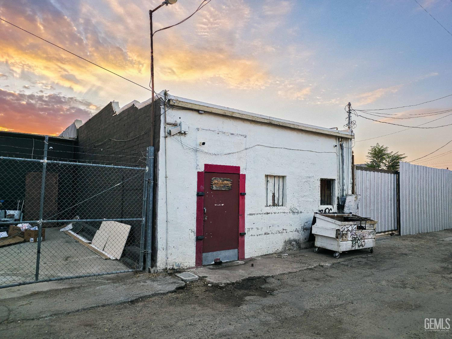 907 N Chester Avenue — photo 4