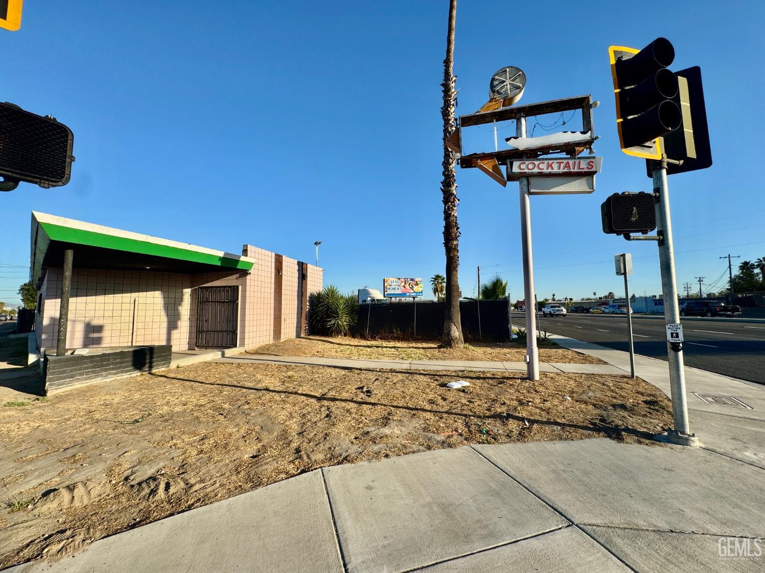 2100 S Chester Avenue — photo 3