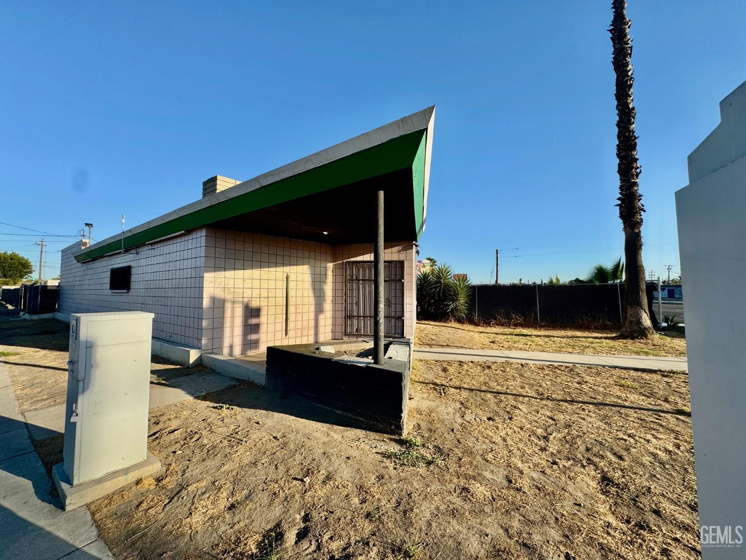 2100 S Chester Avenue — photo 4