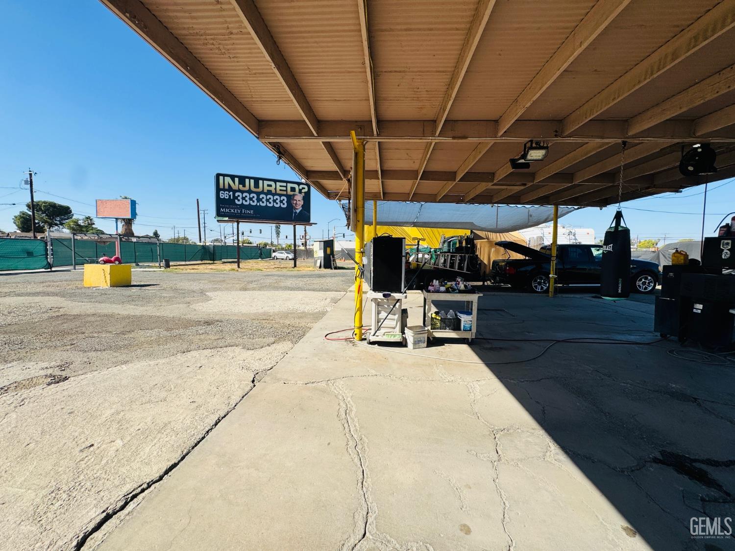 2100 S Chester Avenue — photo 18