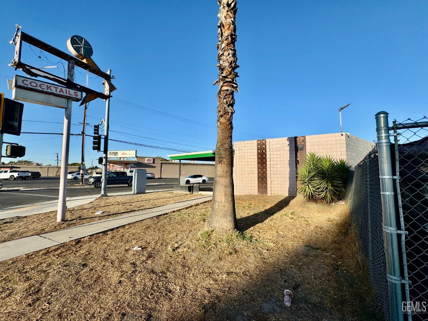 2100 S Chester Avenue — photo 5