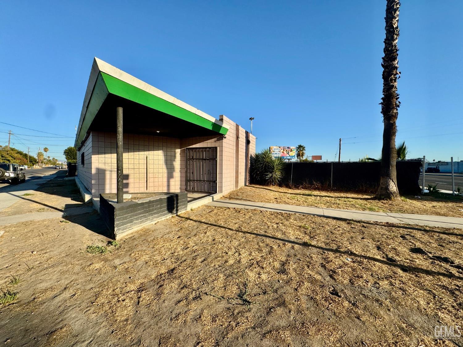 2100 S Chester Avenue — photo 2