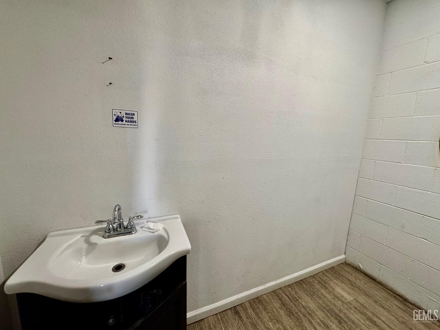 2100 S Chester Avenue — photo 16