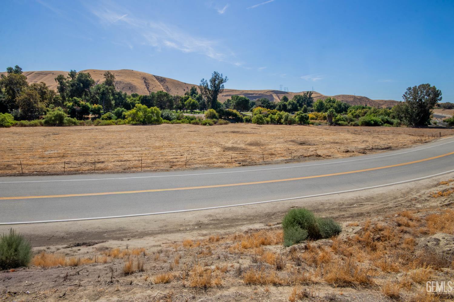 Round Mountain Road — photo 12
