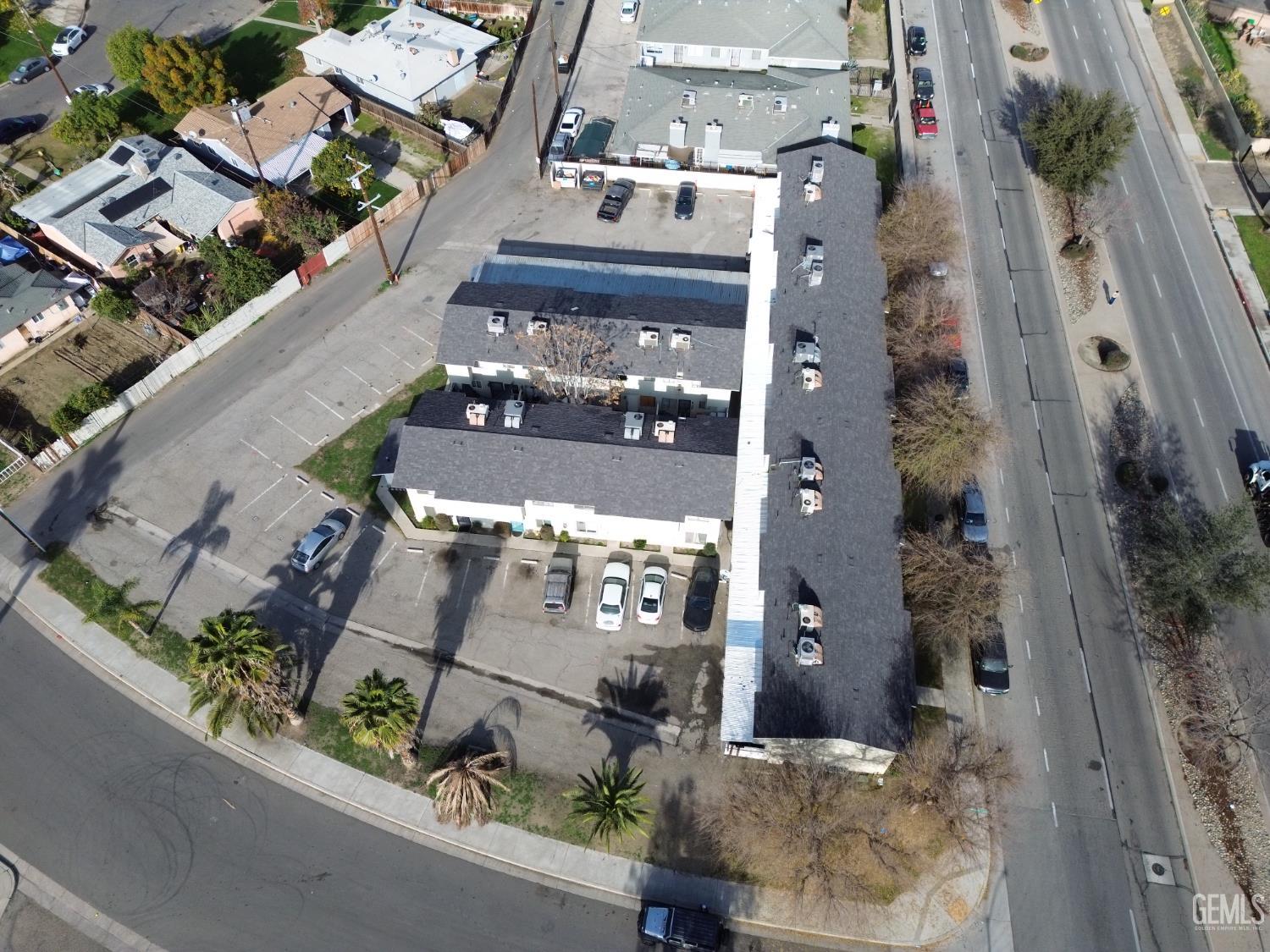 2909 S Chester Avenue — photo 2