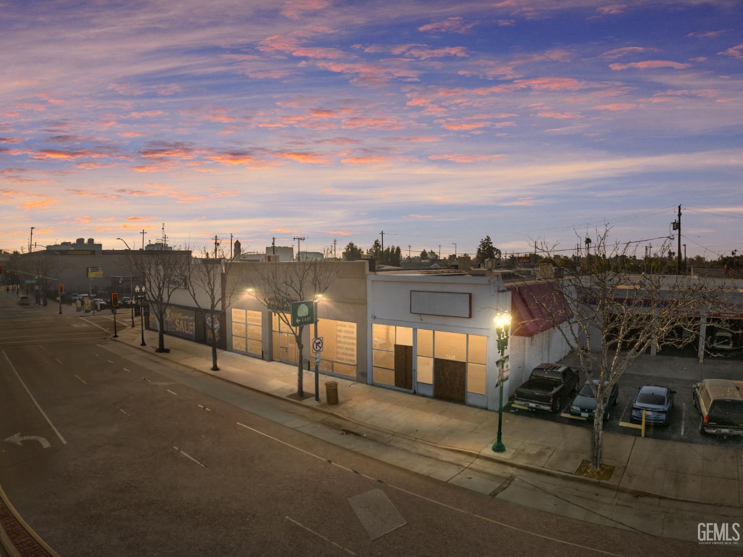 2305 Chester Avenue — photo 3