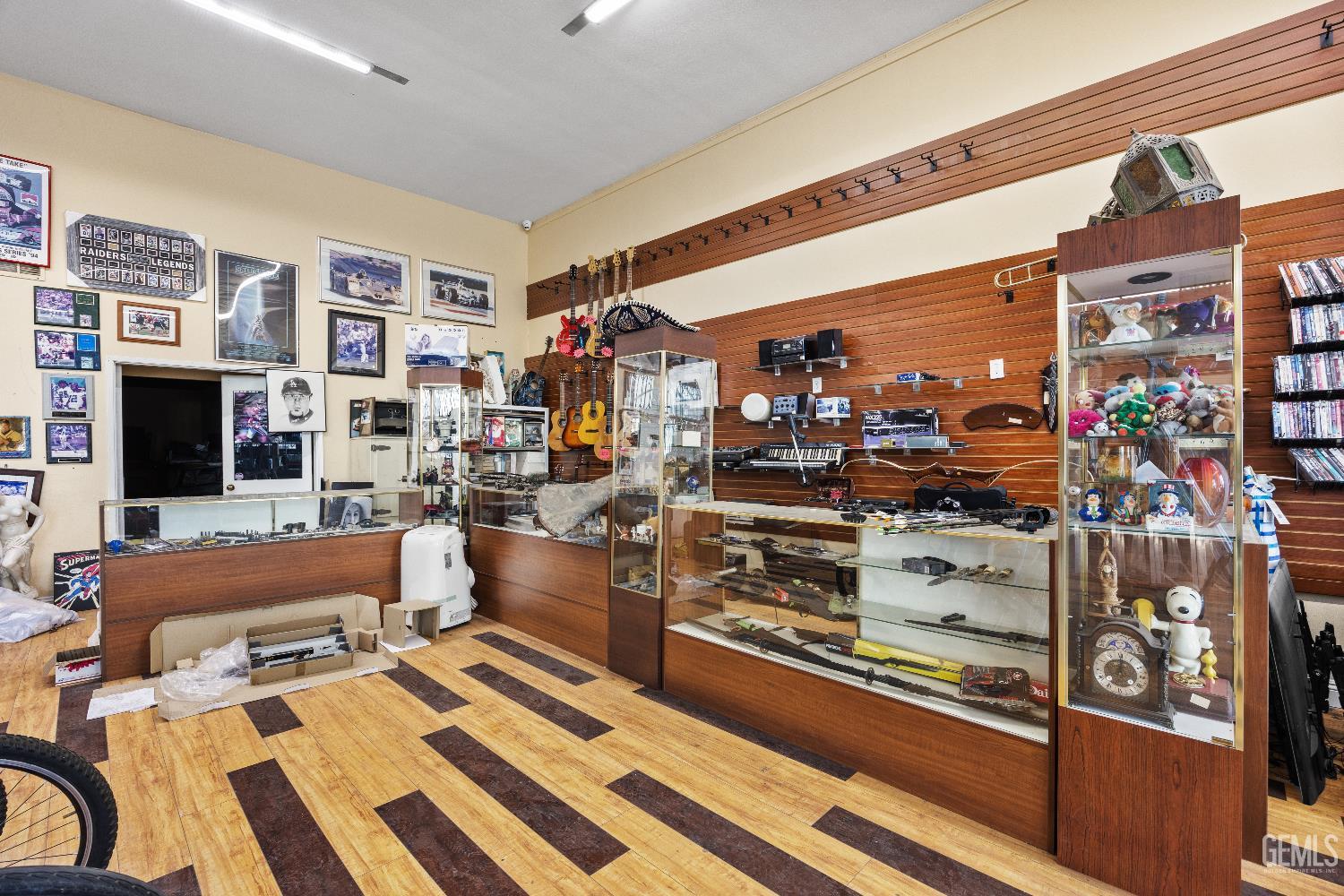 2305 Chester Avenue — photo 9