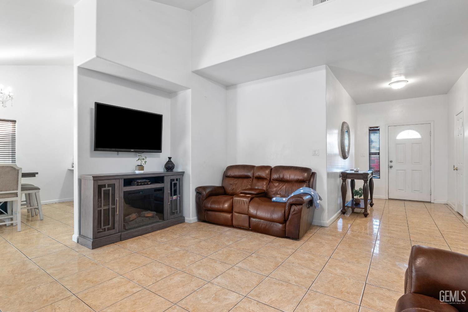 623 Broken Arrow Avenue, Bakersfield, CA 93307 — photo 5