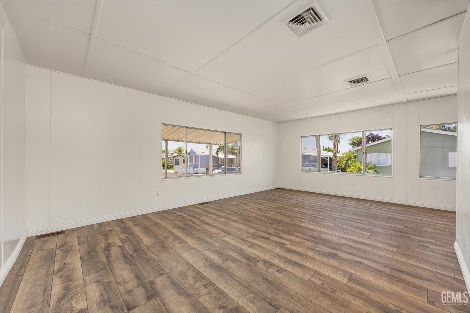Mobile Home in Bakersfield, photo 5 of 30