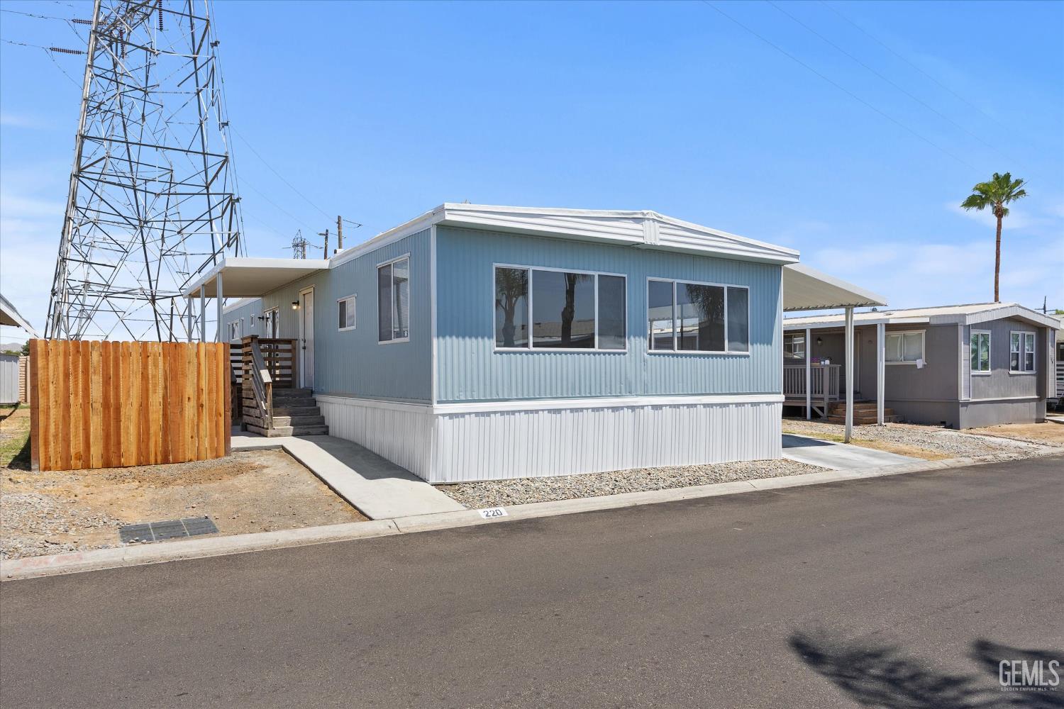 Mobile Home in Bakersfield, photo 2 of 30