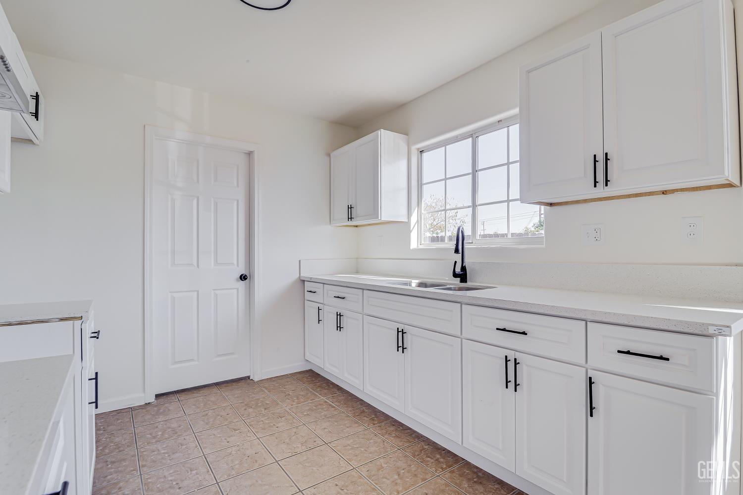 1410 Southgate Drive, Bakersfield, CA 93304 — photo 9