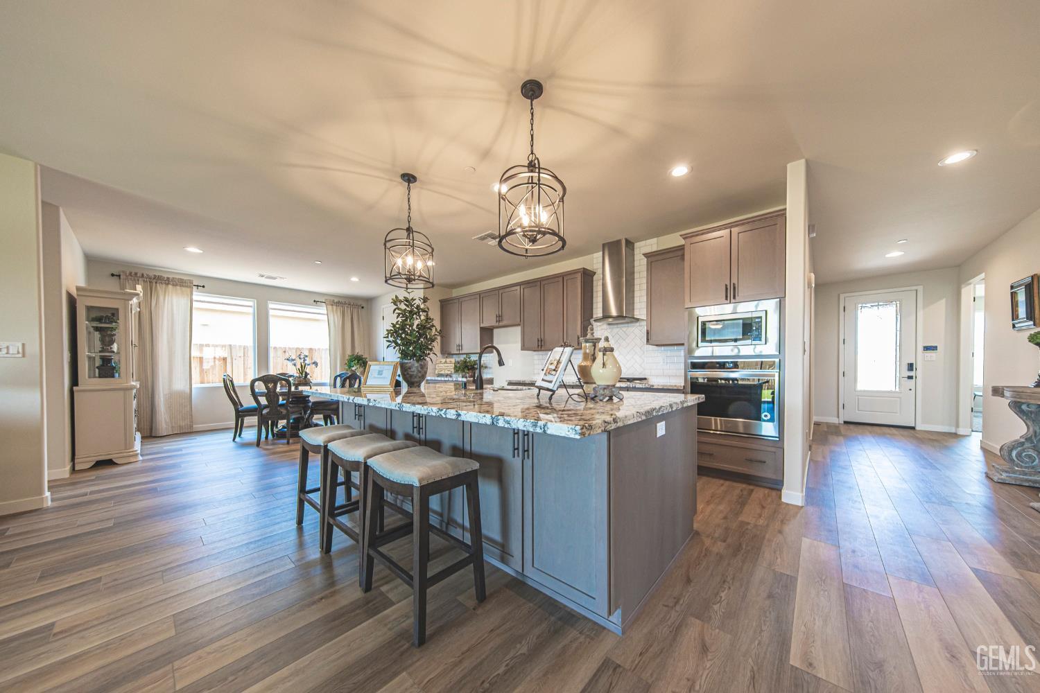 11020 Alcazar Avenue — photo 4