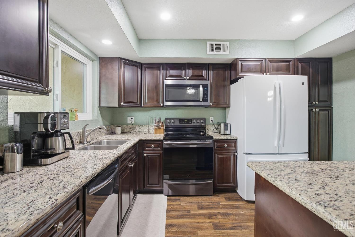 930 Olive Drive — photo 16