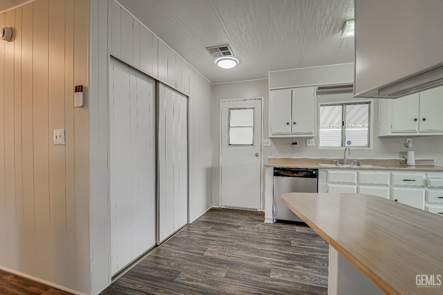 400 E Roberts Lane — photo 12