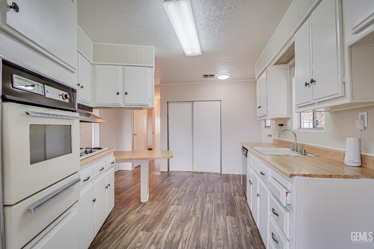 400 E Roberts Lane — photo 13