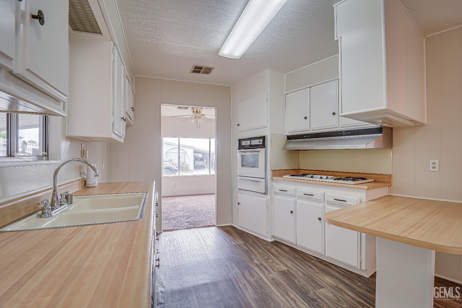400 E Roberts Lane — photo 11