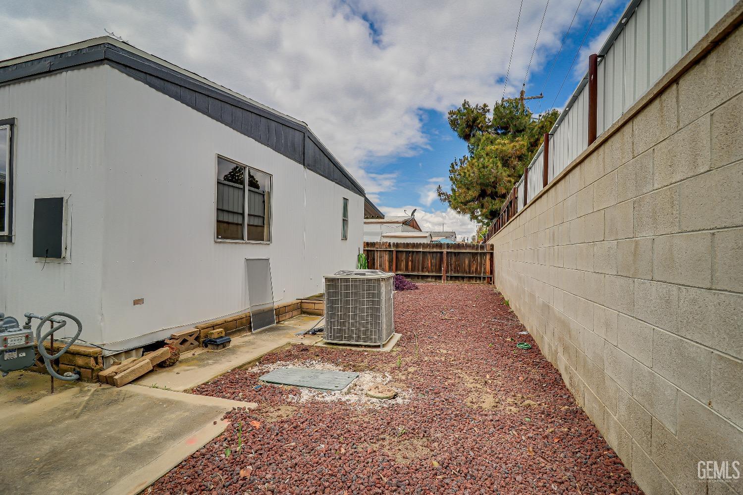 400 E Roberts Lane — photo 21