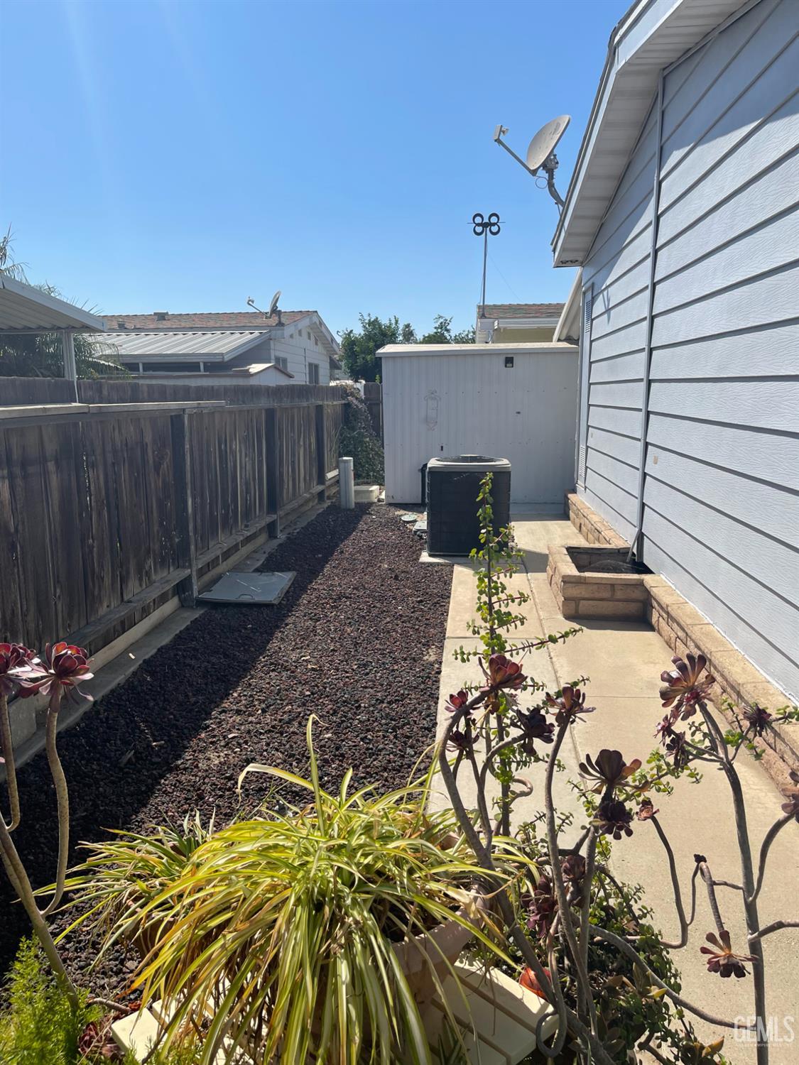 400 E Roberts Lane — photo 13
