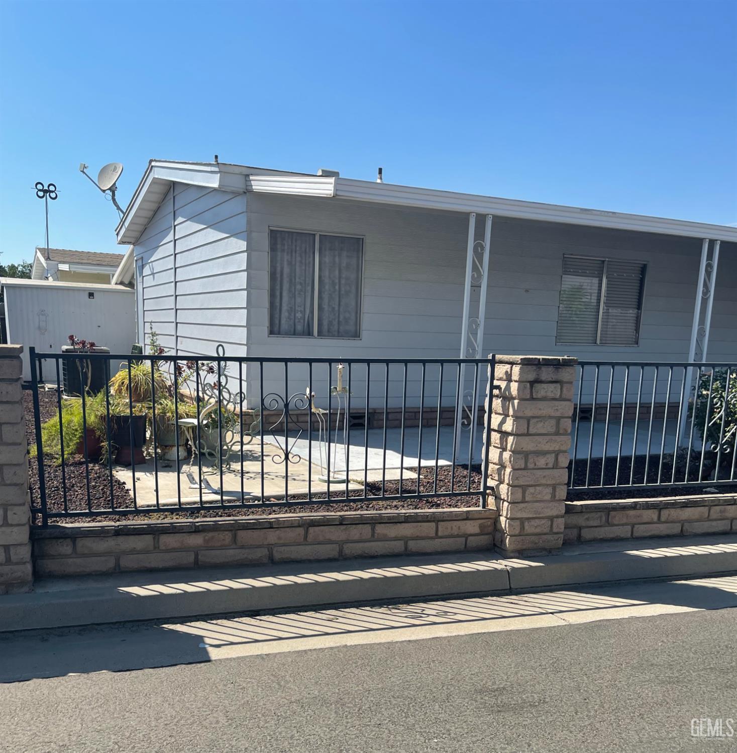 400 E Roberts Lane — photo 11