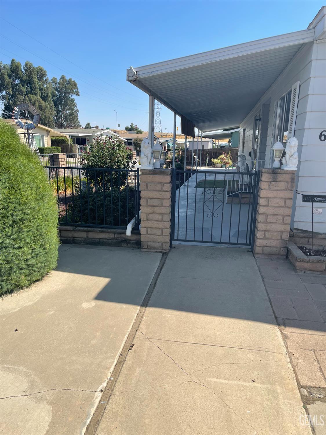 400 E Roberts Lane — photo 4