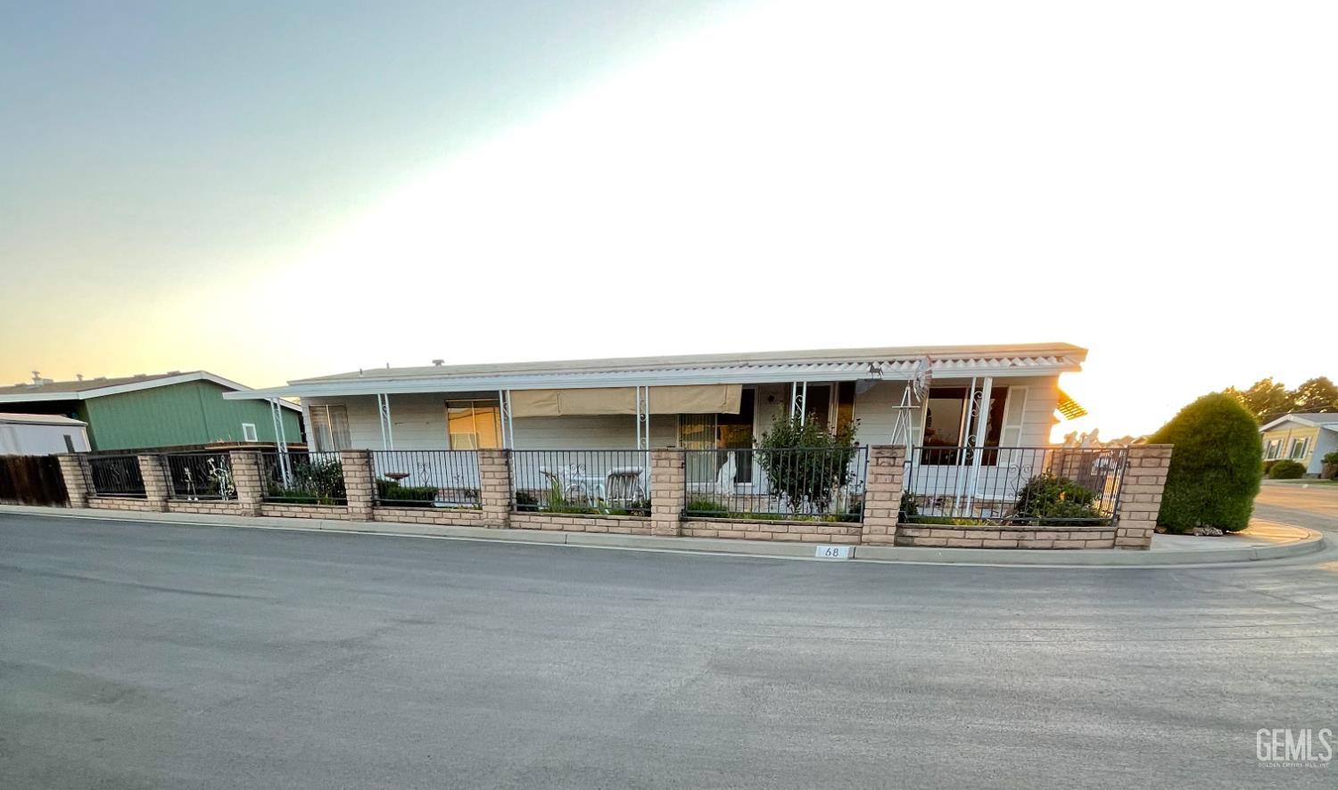 400 E Roberts Lane — photo 3