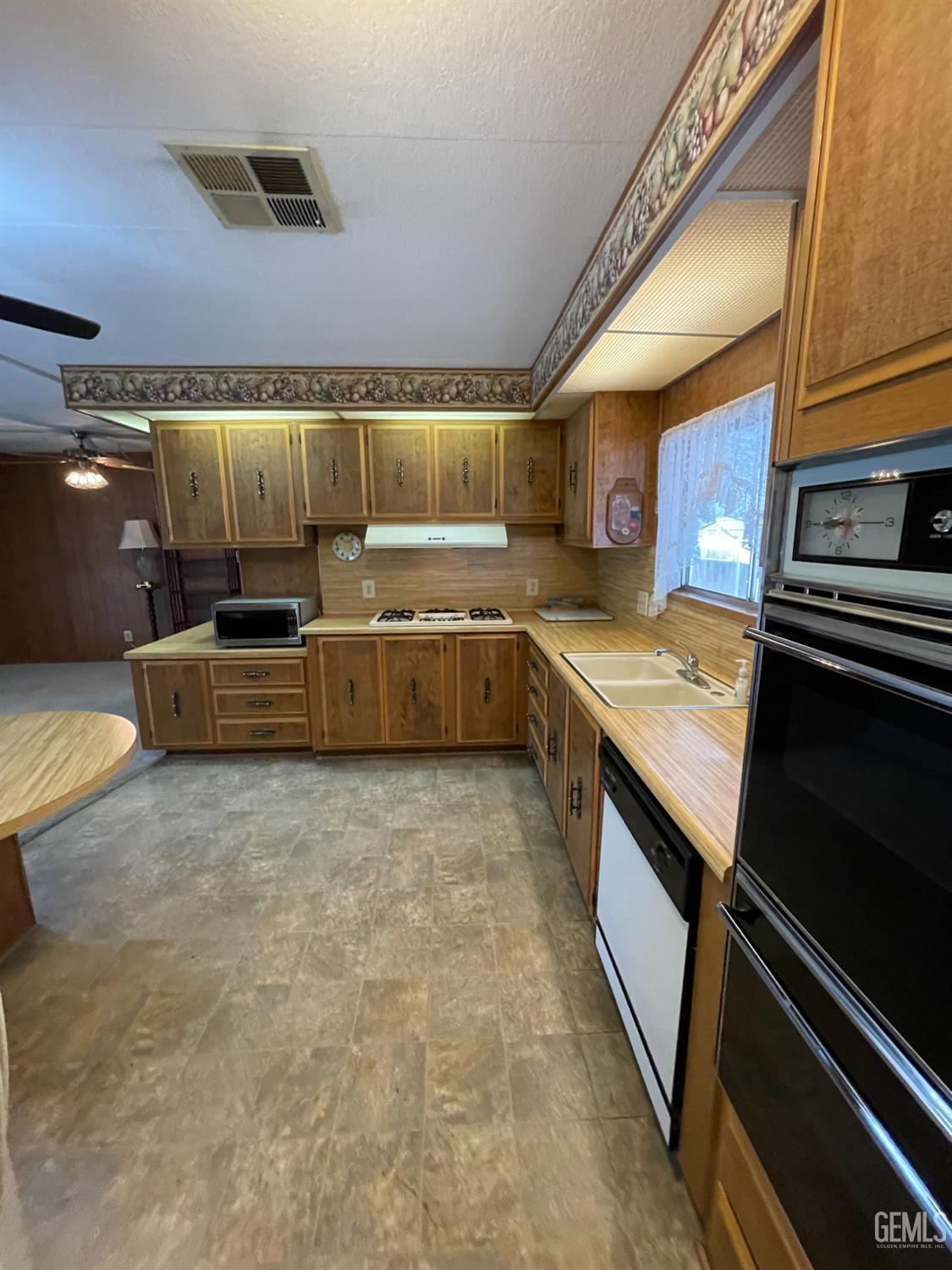 400 E Roberts Lane — photo 35