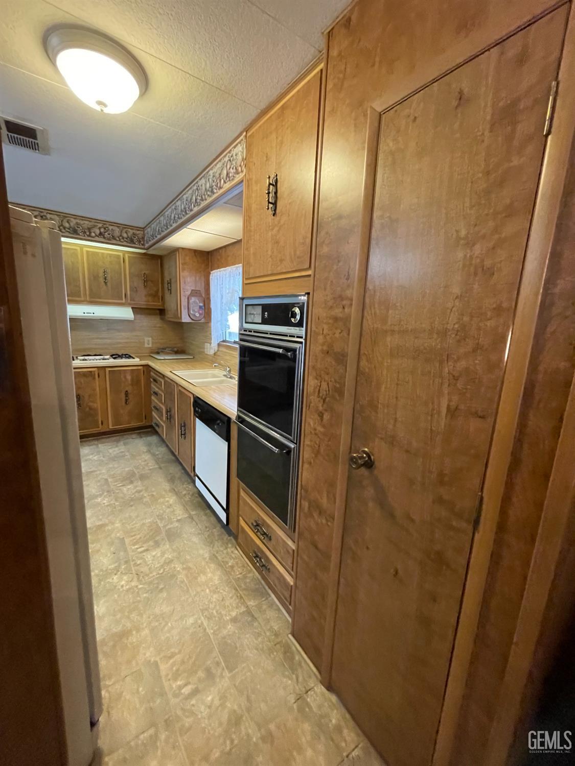 400 E Roberts Lane — photo 38