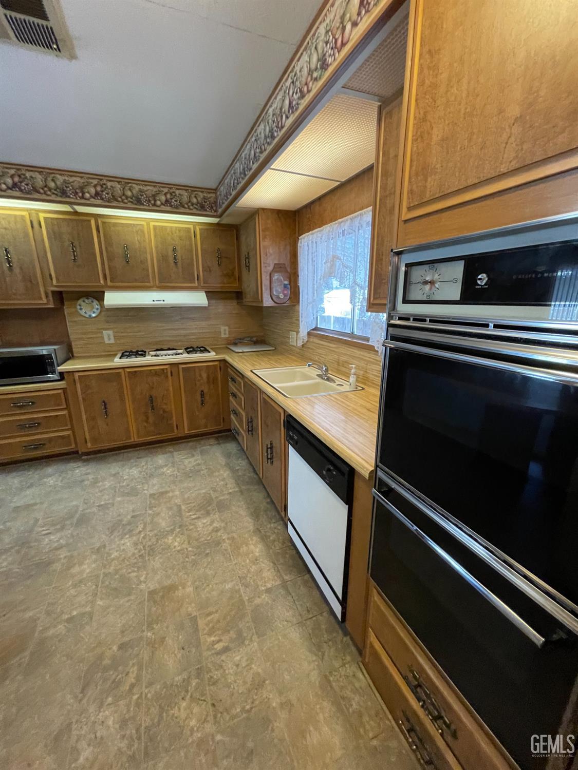 400 E Roberts Lane — photo 36