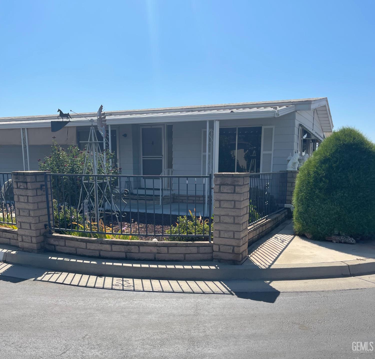 400 E Roberts Lane — photo 9