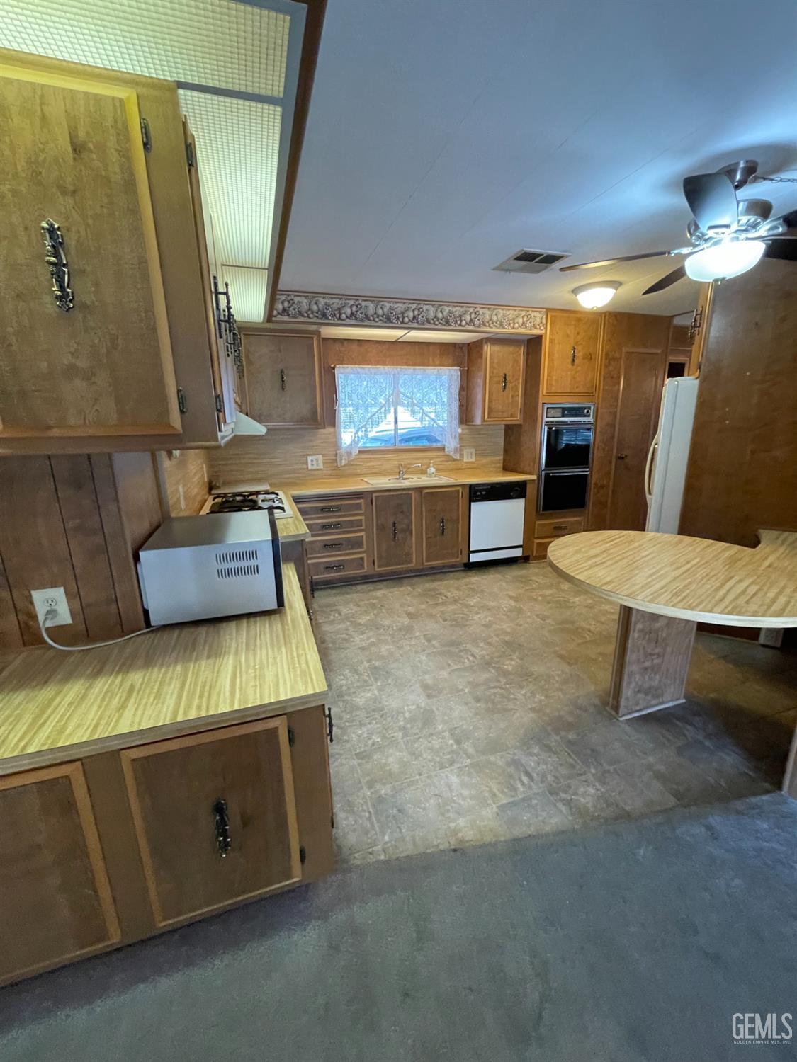 400 E Roberts Lane — photo 32