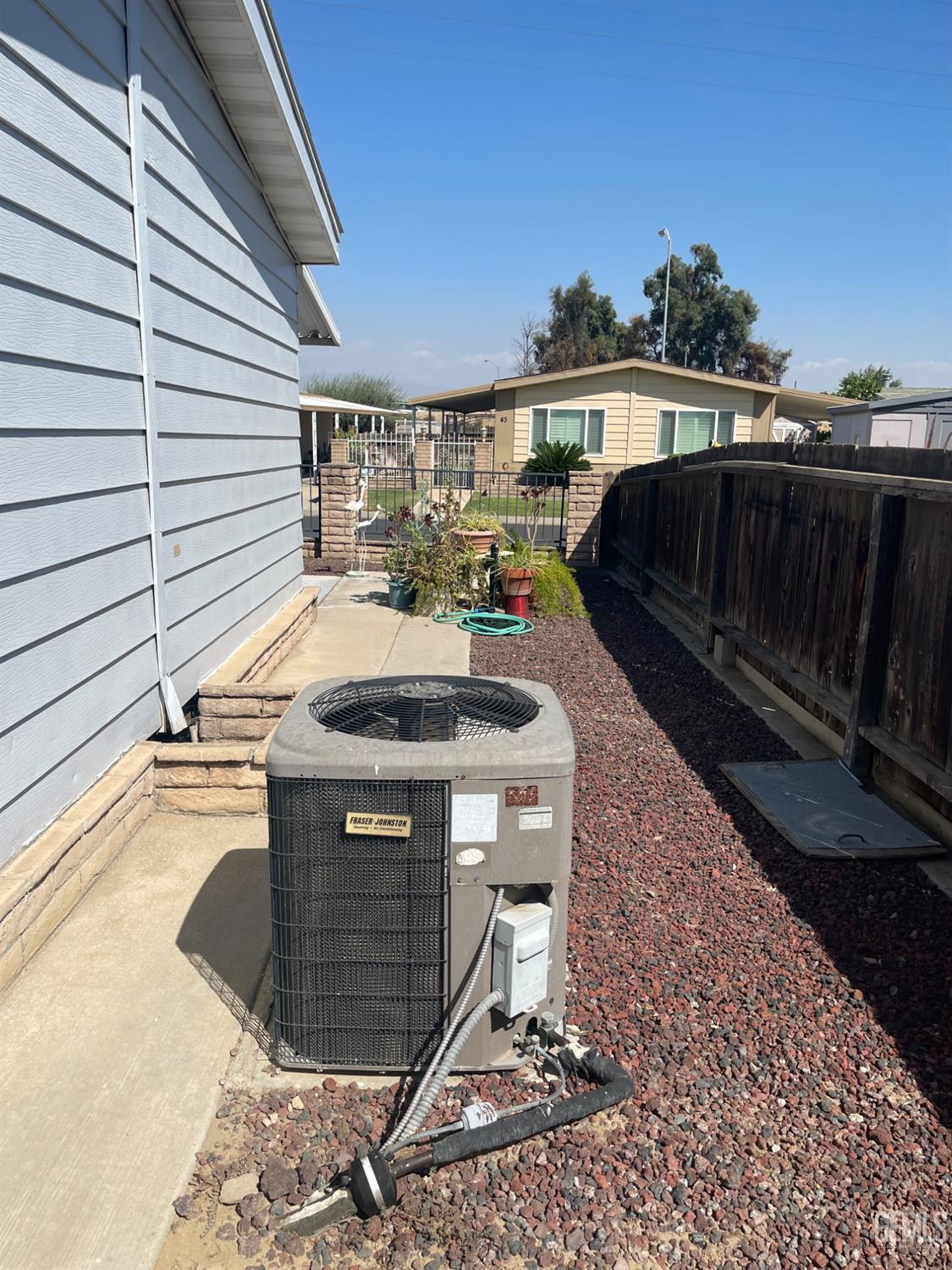 400 E Roberts Lane — photo 14