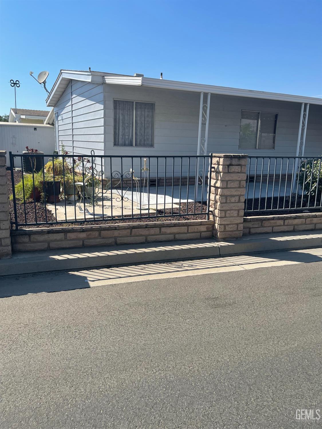 400 E Roberts Lane — photo 10
