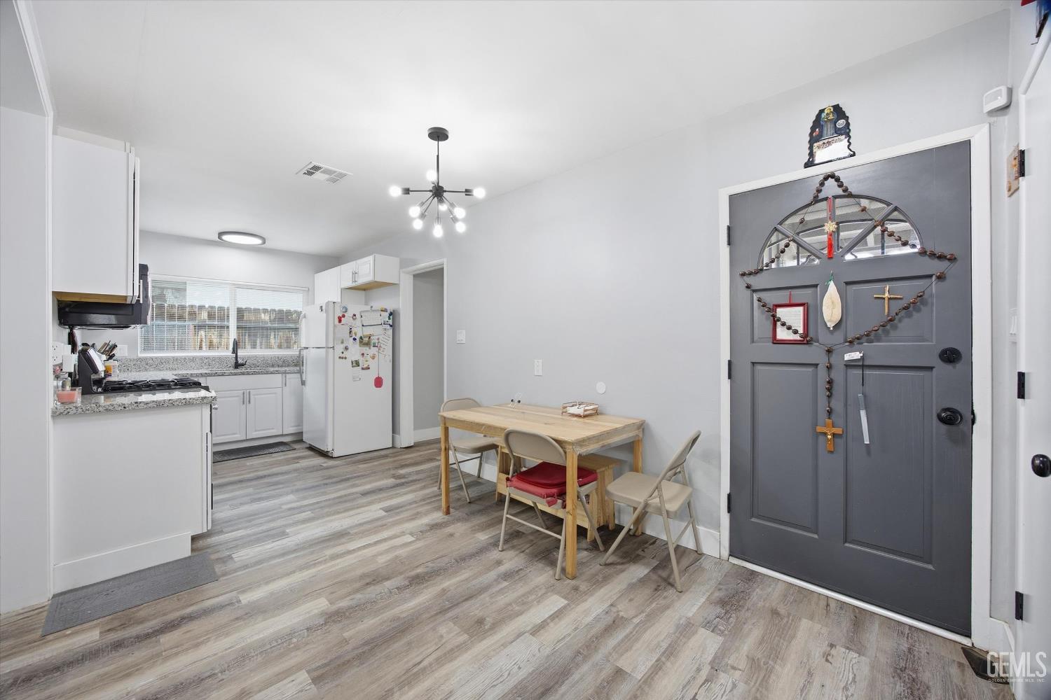 2208 Greenwood Drive — photo 8