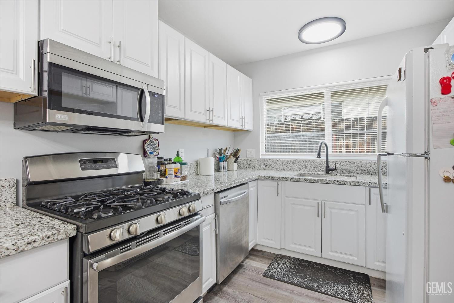 2208 Greenwood Drive — photo 9