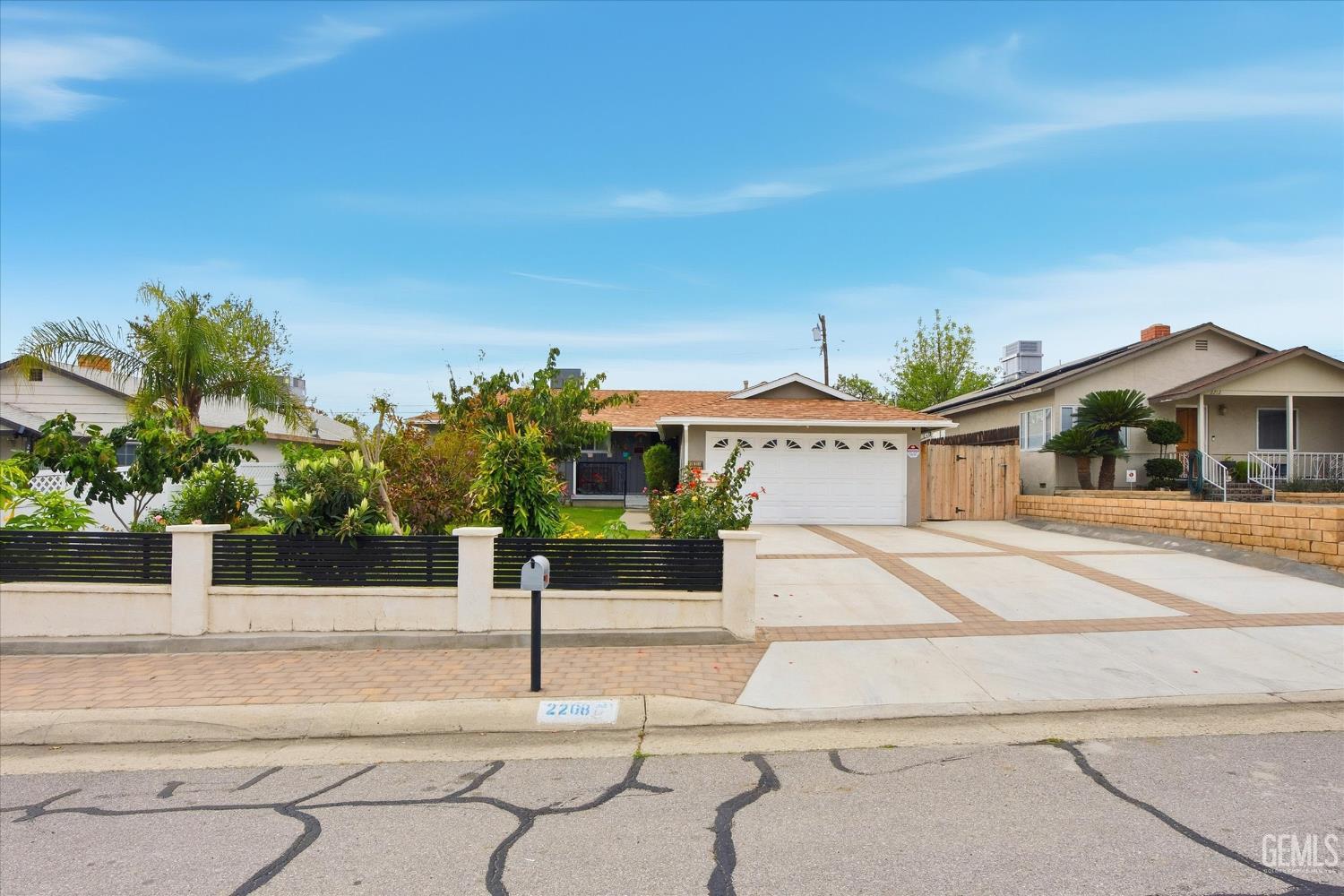 2208 Greenwood Drive — photo 3