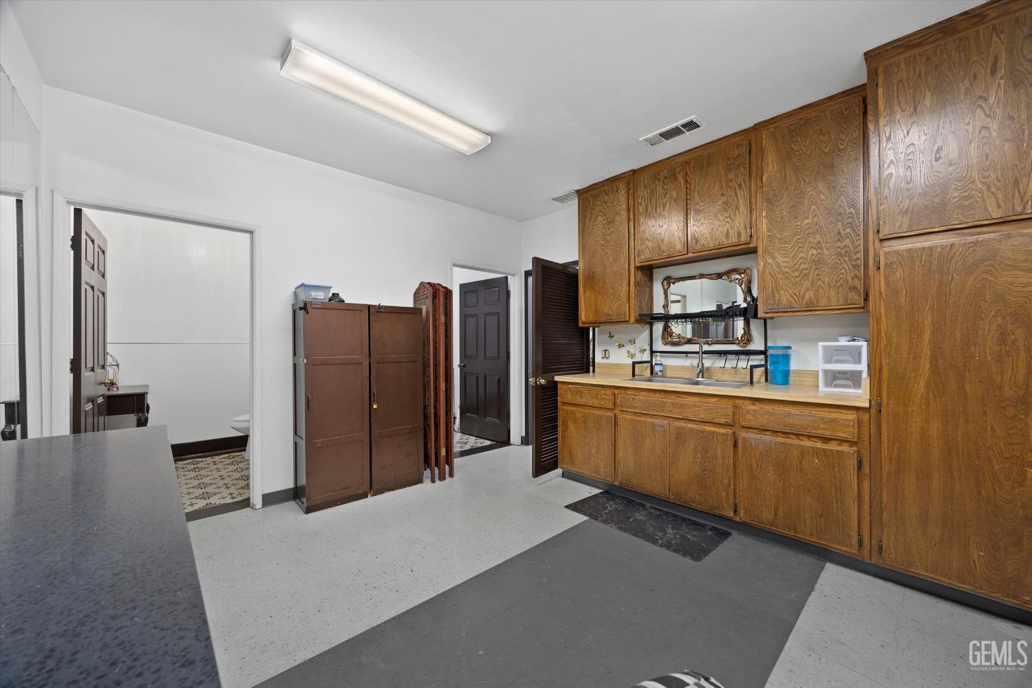 1601 N Chester Avenue — photo 27