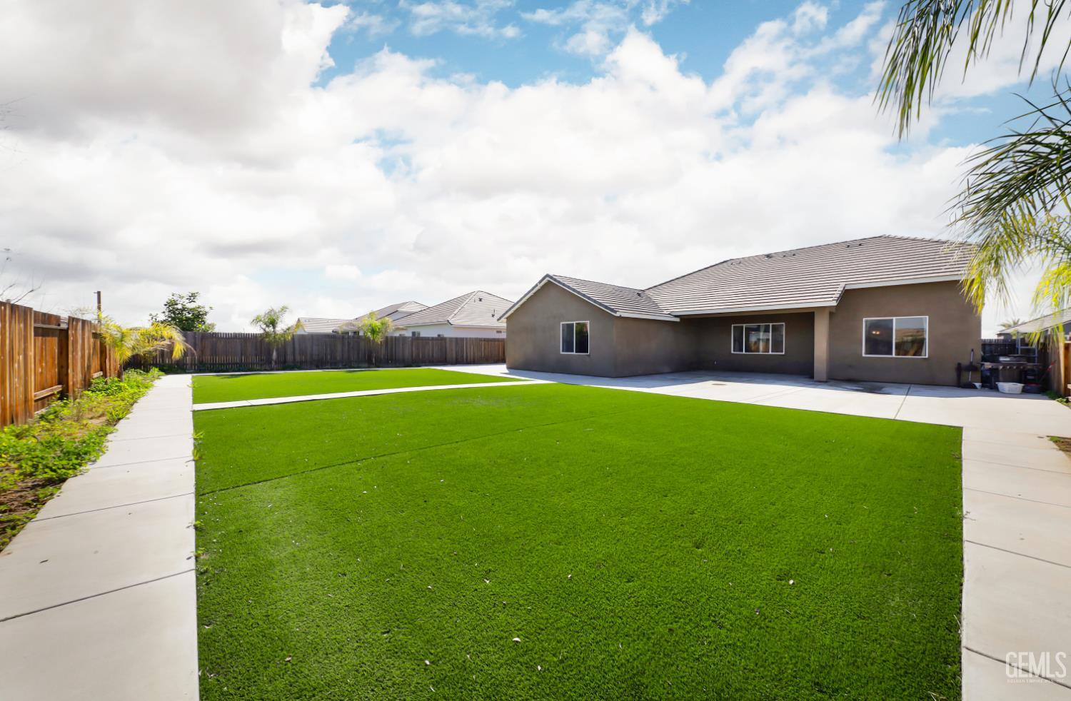 16002 Canterbury Court — photo 32