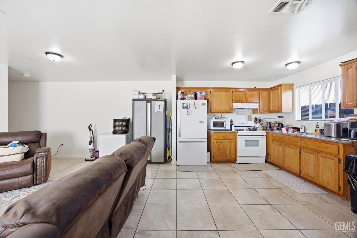 106 E Warren Avenue — photo 5