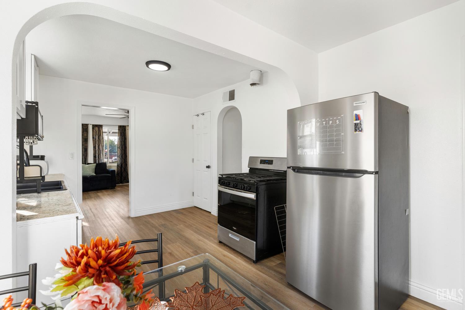 920 Knotts Street — photo 11