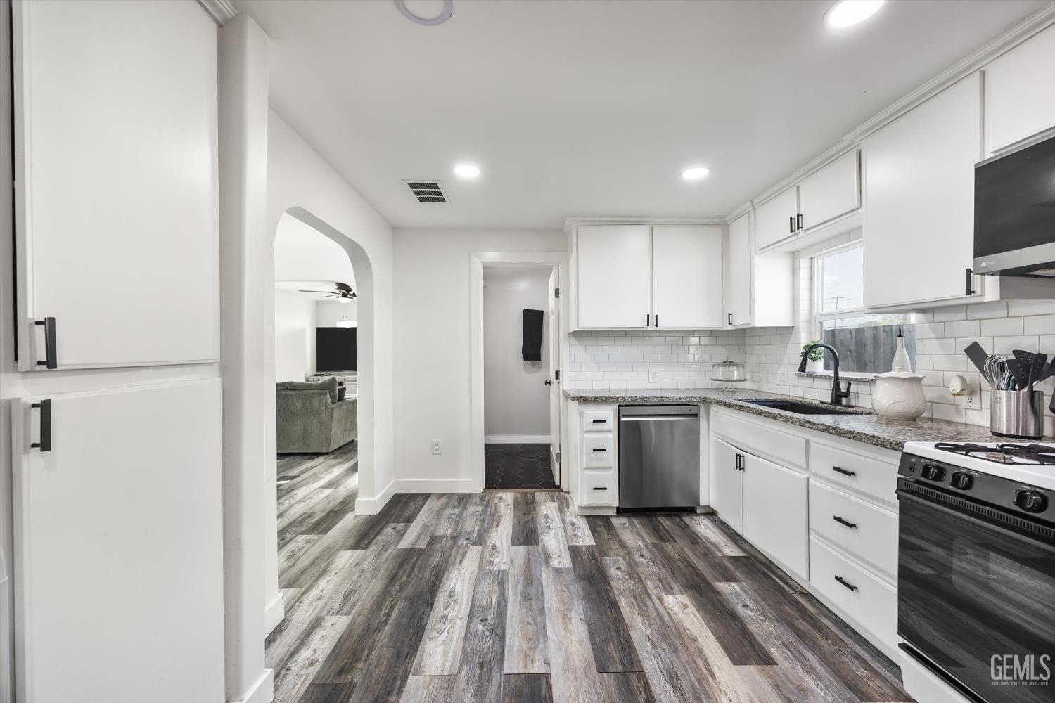 115 E Moneta Avenue — photo 16