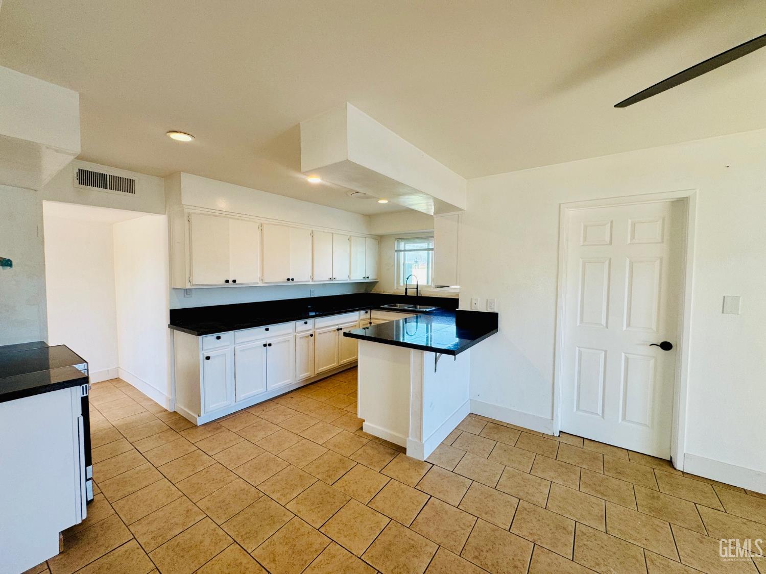 1031 Elizabeth Court — photo 5