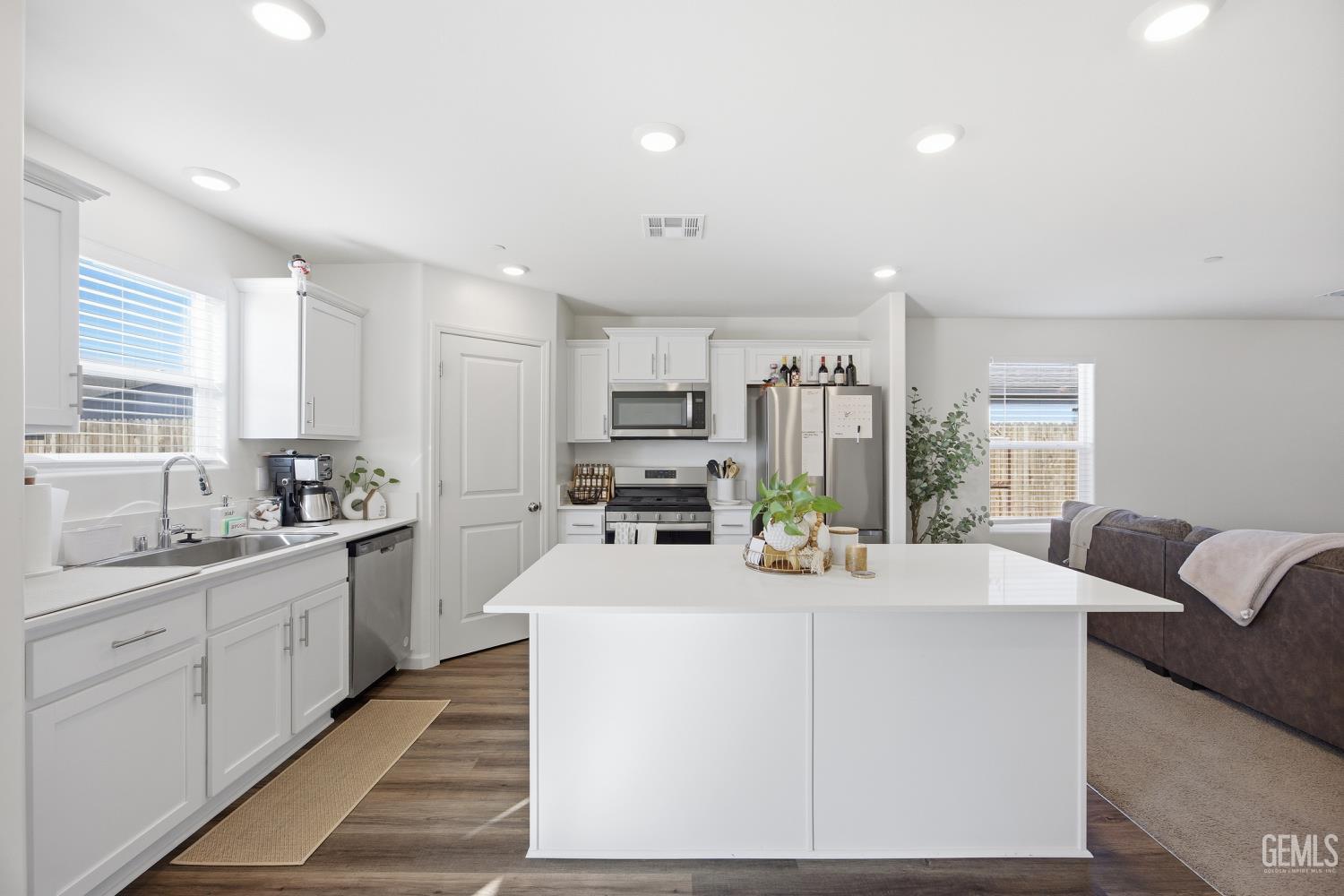 6003 Vespucci Avenue — photo 12