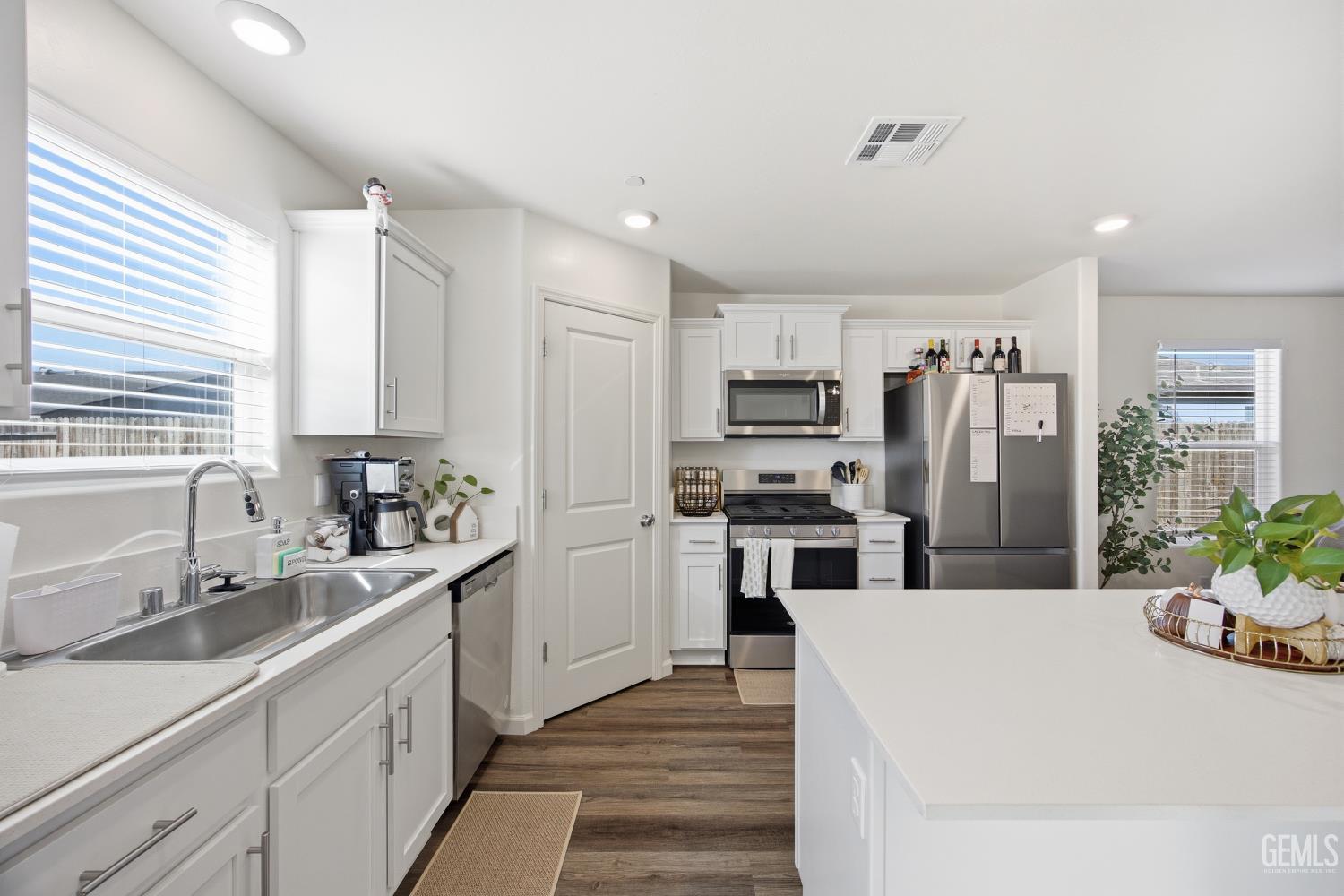 6003 Vespucci Avenue — photo 11