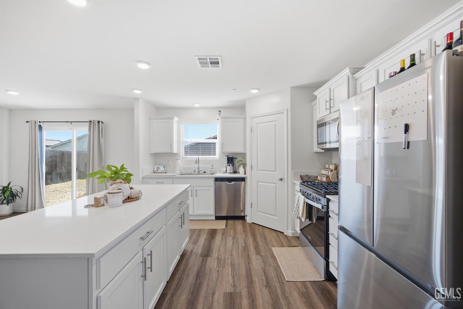 6003 Vespucci Avenue — photo 10