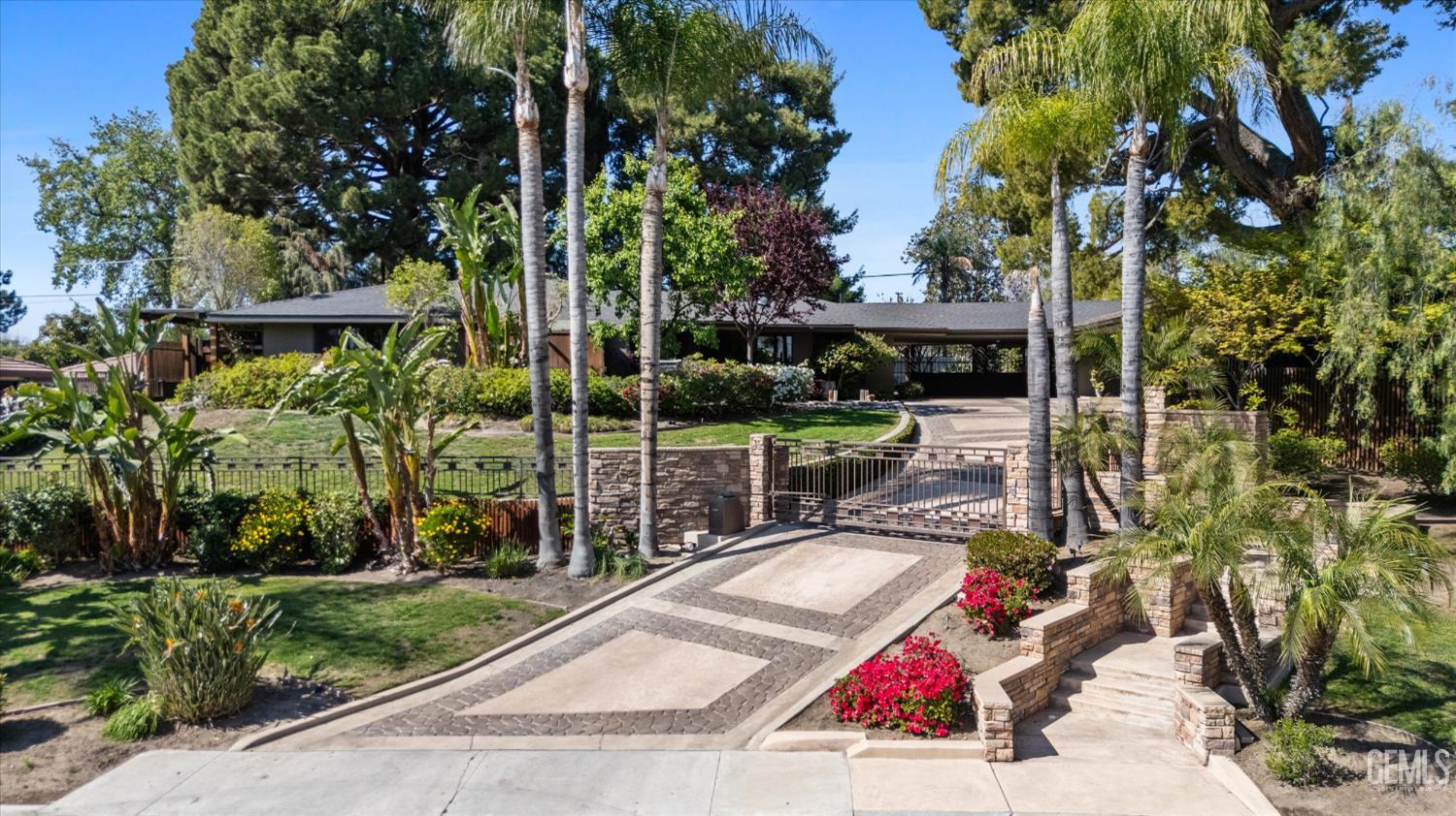 1812 Country Club Drive — photo 3