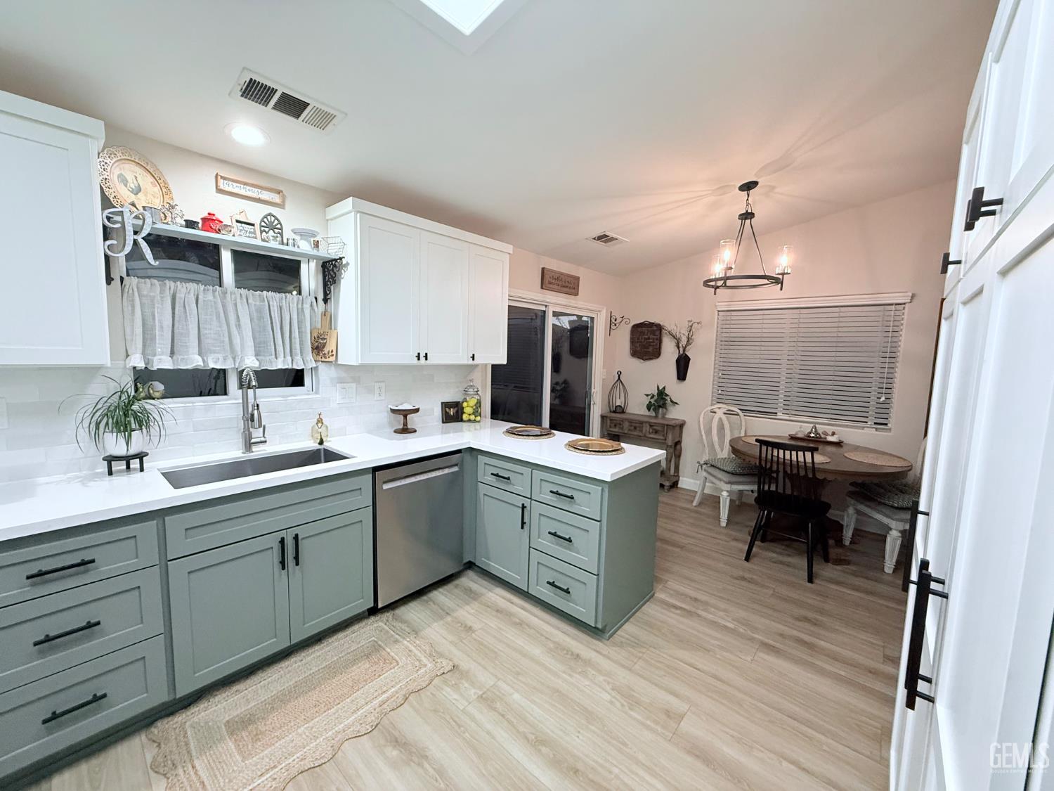 329 W Pilot Avenue — photo 7